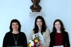 Iva Meštrović, Marlena Vičević i Petra Lauš pod bistom dr. Ljerke Markić Čučuković