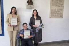 Vedrana Lugić, ravnateljica Gradske knjižnice i čitaonice Vinkovci, Leone Brašnić i Sofija Silobrčić pod bistom dr. Ljerke Markić-Čučuković