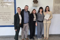 Djelatnici  Gradske knjižnice i čitaonice Vinkovci pod bistom dr. Ljerke Markić-Čučuković