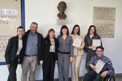 Djelatnici  Gradske knjižnice i čitaonice Vinkovci, Sofija Silobrčić i Leone Brašnić pod bistom dr. Ljerke Markić-Čučuković