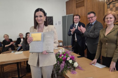 Vedrana Lugić, ravnateljica Gradske knjižnice i čitaonice Vinkovci, prima nagradu