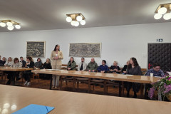 Vedrana Lugić, ravnateljica Gradske knjižnice i čitaonice Vinkovci, obraća se prisutnima