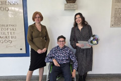 Prof. dr. sc. Ana Barbarić, predsjednica Zakladnog odbora, Leone Brašnić i Sofija Silobrčić pod bistom dr. Ljerke Markić-Čučuković